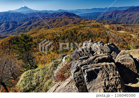 笠取山山頂から見る紅葉の山並みと富士山・南アルプスの山並み 笠取山山頂から見る紅葉の山並みと富士山・南アルプスの山並み 116040300