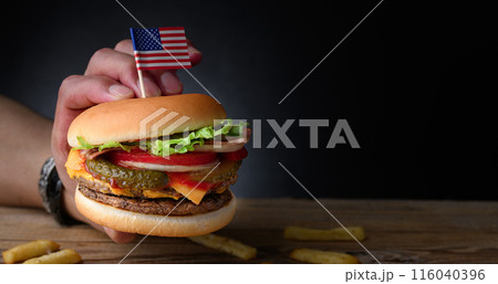 肉厚でジューシーなハンバーガー 肉厚でジューシーなハンバーガー 116040396