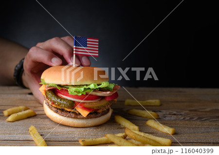 肉厚でジューシーなハンバーガー 116040399