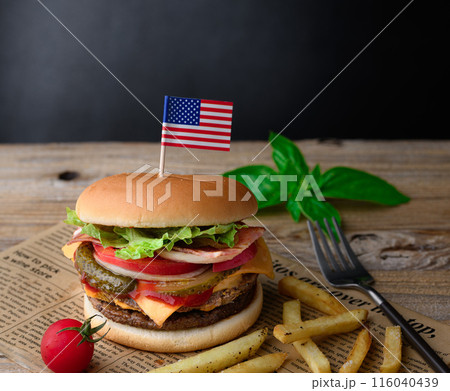 肉厚でジューシーなハンバーガー 116040439