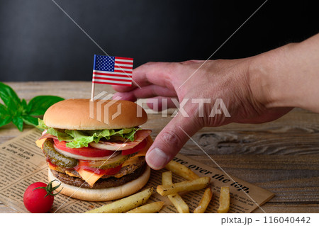 肉厚でジューシーなハンバーガー 116040442