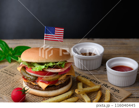 肉厚でジューシーなハンバーガー 116040445