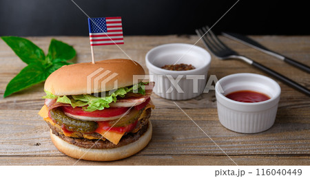 肉厚でジューシーなハンバーガー 116040449