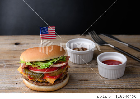 肉厚でジューシーなハンバーガー 肉厚でジューシーなハンバーガー 116040450