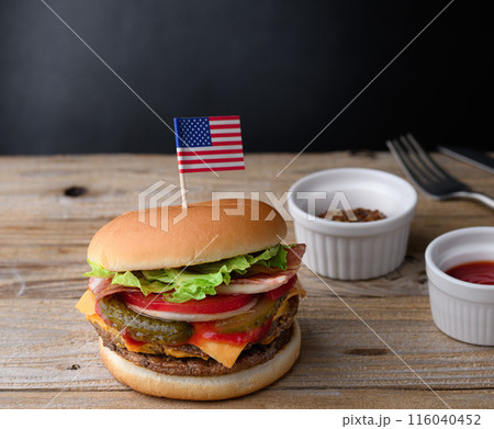 肉厚でジューシーなハンバーガー 116040452