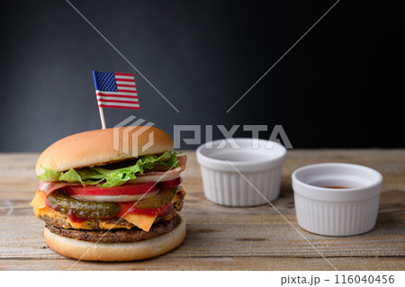 肉厚でジューシーなハンバーガー 肉厚でジューシーなハンバーガー 116040456