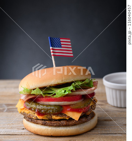 肉厚でジューシーなハンバーガー 116040457