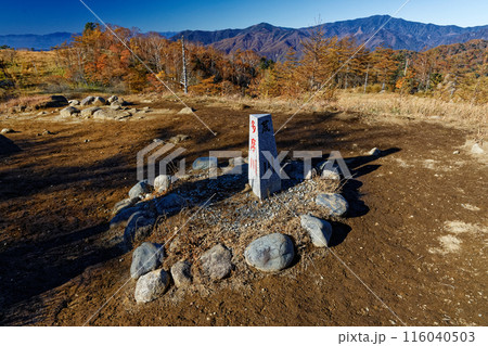 紅葉の奥秩父・笠取山の分水嶺と黒金山・国師ヶ岳の眺め 紅葉の奥秩父・笠取山の分水嶺と黒金山・国師ヶ岳の眺め 116040503