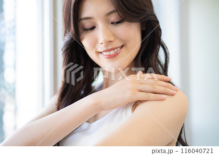 黒髪ロングヘアの若い女性（ビューティーイメージ、スキンケア、白いノースリーブ、窓際、自然光） 116040721