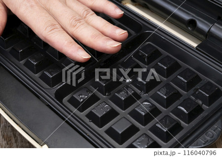 ワッフル　洋菓子作り　ワッフルの生地をワッフルメーカーに流し込む 116040796