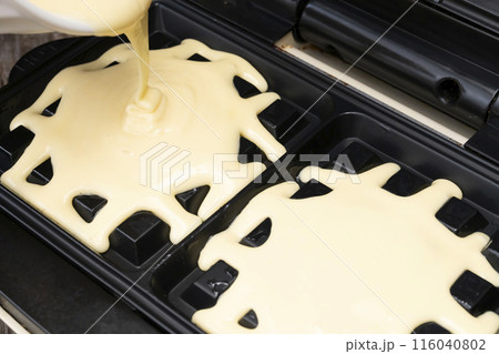 ワッフル　洋菓子作り　ワッフルの生地をワッフルメーカーに流し込む 116040802