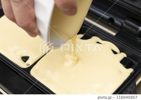 ワッフル 洋菓子作り ワッフルの生地をワッフルメーカーに流し込む ワッフル 洋菓子作り ワッフルの生地をワッフルメーカーに流し込む 116040807