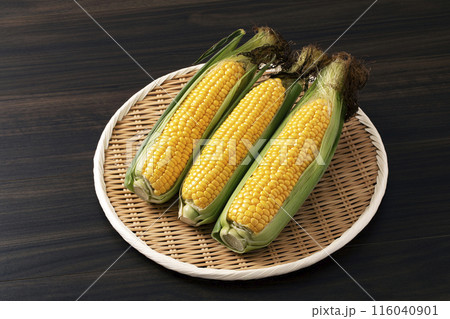 盆ざるに並べたひげ付きとうもろこし 116040901