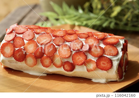 苺たっぷり手作りの米粉ロールケーキ 苺たっぷり手作りの米粉ロールケーキ 116042160