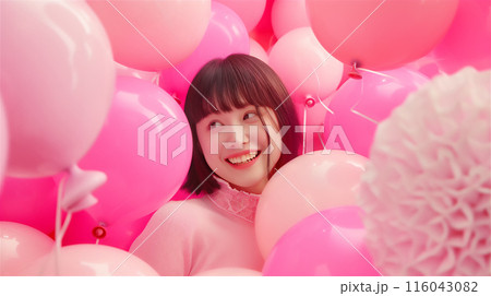 ピンク色の風船に囲まれて笑顔の女性 116043082