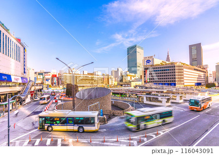 日本の東京都市景観 新宿駅西口再開発。小田急百貨店の解体が進む…=令和6年3月31日 日本の東京都市景観 新宿駅西口再開発。小田急百貨店の解体が進む…=令和6年3月31日 116043091