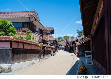 吹屋ふるさと村　青空と美しい重伝建の町並み 116043162