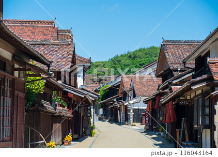 吹屋ふるさと村　青空と美しい重伝建の町並み 116043164