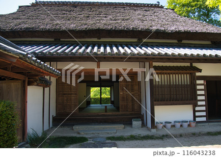吉備路の旧山手村役場茅葺き屋根 116043238