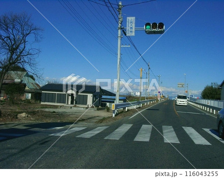 上武大橋(南)三叉路(2011.1.3) 旧上武大橋を渡るのに県道14号の坂を昇る 角度を感じますか 上武大橋(南)三叉路(2011.1.3) 旧上武大橋を渡るのに県道14号の坂を昇る 角度を感じますか 116043255
