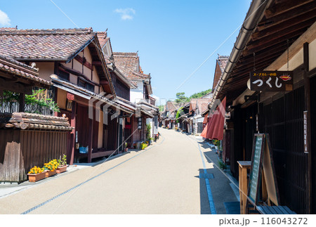 吹屋ふるさと村　青空と美しい重伝建の町並み 116043272