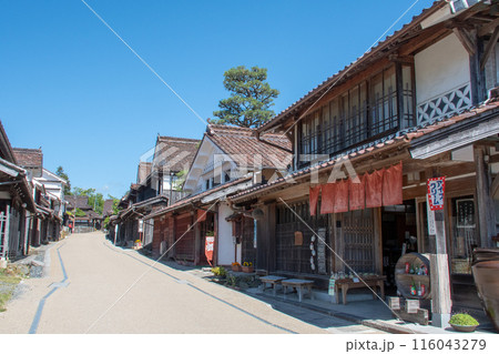吹屋ふるさと村　青空と美しい重伝建の町並み 116043279