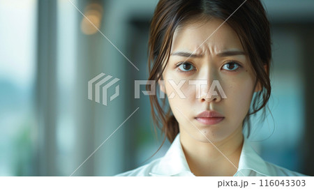 険しい表情で見つめる女性 険しい表情で見つめる女性 116043303