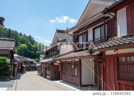 吹屋ふるさと村　青空と美しい重伝建の町並み 116043383