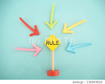 矢印に囲まれたボードにruleルールの文字 116043620