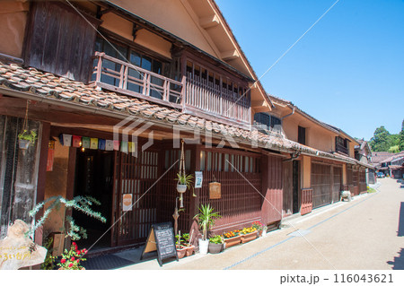 吹屋ふるさと村　青空と美しい重伝建の町並み 116043621
