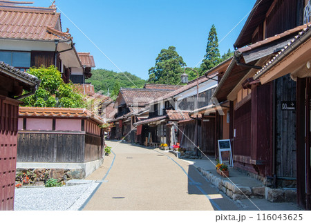 吹屋ふるさと村　青空と美しい重伝建の町並み 116043625