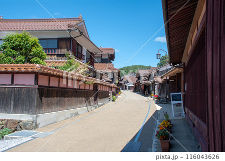 吹屋ふるさと村　青空と美しい重伝建の町並み 116043626