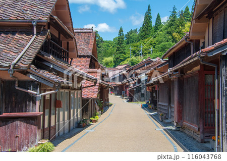吹屋ふるさと村　青空と美しい重伝建の町並み 116043768