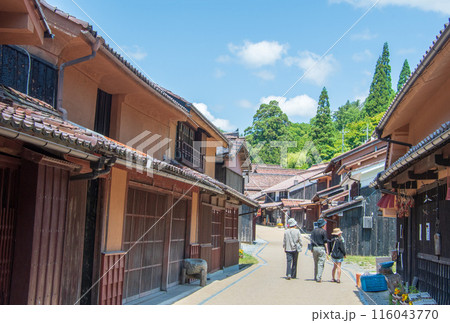吹屋ふるさと村　青空と美しい重伝建の町並み 116043770