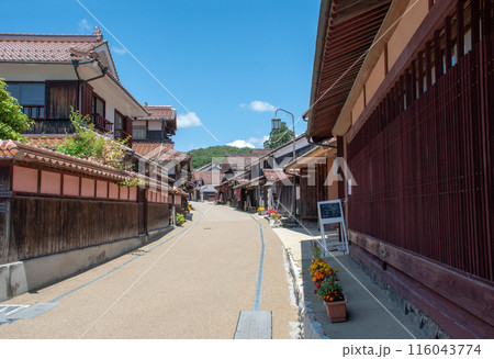 吹屋ふるさと村　青空と美しい重伝建の町並み 116043774