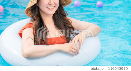 浮き輪でプールに入って遊ぶ若いアジア人女性(バカンス・リゾート・バケーション・海外旅行) 浮き輪でプールに入って遊ぶ若いアジア人女性(バカンス・リゾート・バケーション・海外旅行) 116043959
