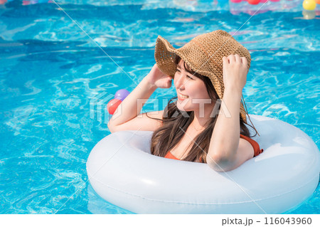 浮き輪でプールに入って遊ぶ若いアジア人女性(バカンス・リゾート・バケーション・海外旅行) 浮き輪でプールに入って遊ぶ若いアジア人女性(バカンス・リゾート・バケーション・海外旅行) 116043960