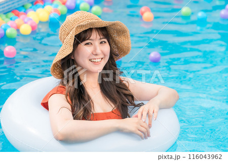 浮き輪でプールに入って遊ぶ若いアジア人女性（バカンス・リゾート・バケーション・海外旅行） 116043962