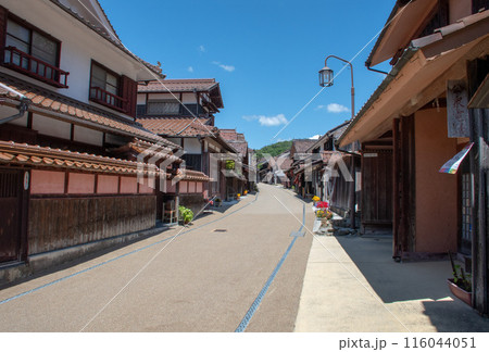 吹屋ふるさと村　青空と美しい重伝建の町並み 116044051