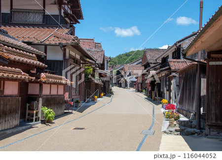吹屋ふるさと村　青空と美しい重伝建の町並み 116044052