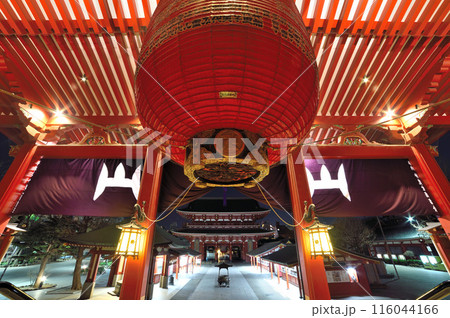 夜の浅草寺の本堂から望む宝蔵門 116044166