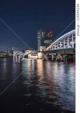 隅田川に架かる勝鬨橋と隅田川の夜景 116044230