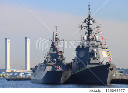 横浜港に停泊中のイージス護衛艦DDG-177「あたご」と、FFM-1「もがみ」 116044277