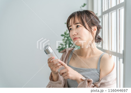 化粧品・乳液・美容液・スキンケア用品の成分表示を見て悩む・困る日本人女性(肌荒れ・アレルギー) 化粧品・乳液・美容液・スキンケア用品の成分表示を見て悩む・困る日本人女性(肌荒れ・アレルギー) 116044697