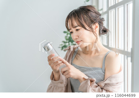 化粧品・乳液・美容液・スキンケア用品の成分表示を見て悩む・困る日本人女性(肌荒れ・アレルギー) 化粧品・乳液・美容液・スキンケア用品の成分表示を見て悩む・困る日本人女性(肌荒れ・アレルギー) 116044699