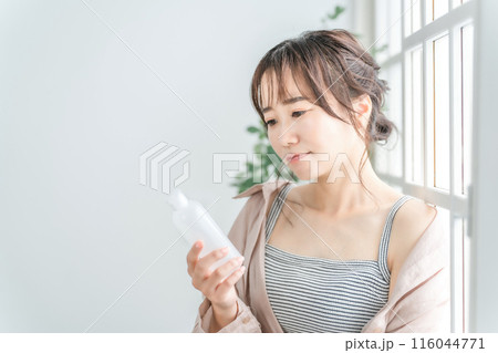 化粧品・スキンケア用品の成分表示を見て悩む・困る日本人女性(肌荒れ・アレルギー) 化粧品・スキンケア用品の成分表示を見て悩む・困る日本人女性(肌荒れ・アレルギー) 116044771
