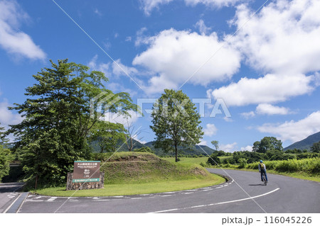 新緑・初夏のサイクリングイメージ (蒜山高原) 新緑・初夏のサイクリングイメージ (蒜山高原) 116045226