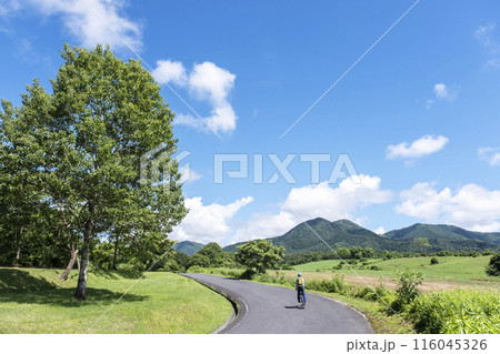 新緑・初夏のサイクリングイメージ (蒜山高原) 新緑・初夏のサイクリングイメージ (蒜山高原) 116045326