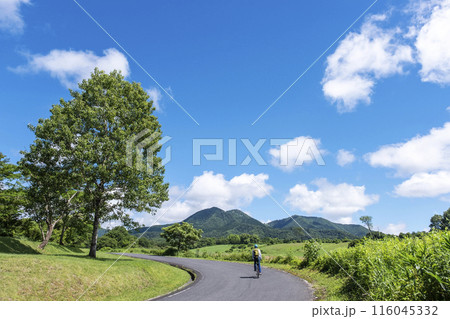 新緑・初夏のサイクリングイメージ (蒜山高原) 新緑・初夏のサイクリングイメージ (蒜山高原) 116045332