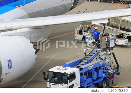 ジェット機への給油 燃料補給 ジェット燃料 空港業務 ジェット機への給油 燃料補給 ジェット燃料 空港業務 116045859
